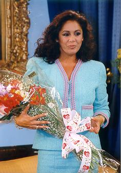 [ISABEL PANTOJA en Buenos Aires en el programa Almorzando Con... Con un lindo bouquet de flores que le hicieron entrega]
